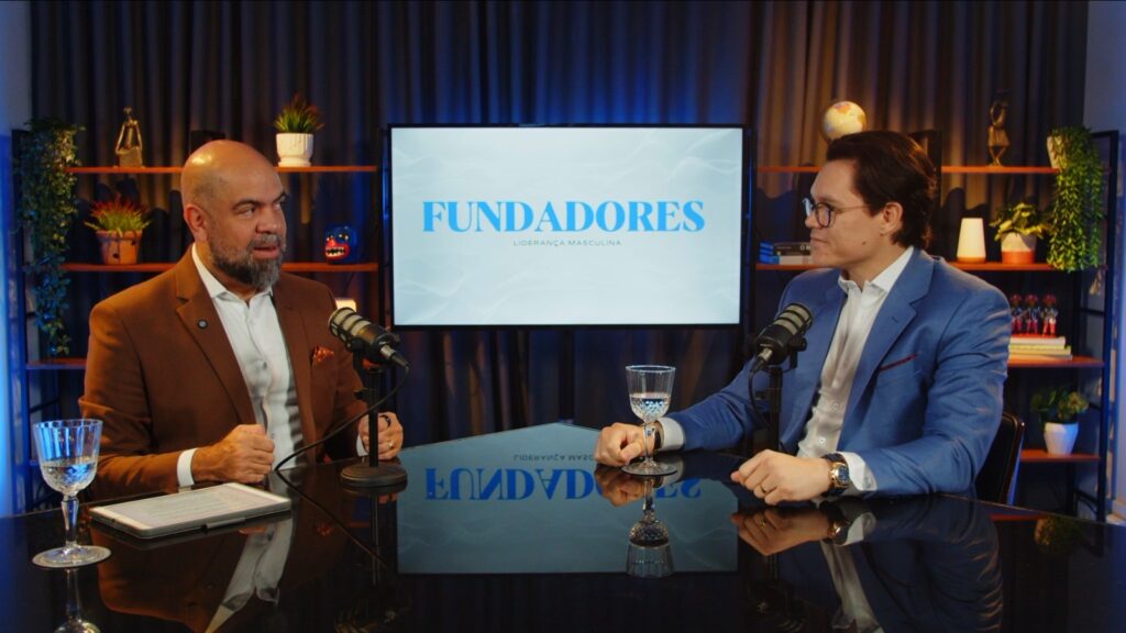 Gravação do podcast Fundadores com dois participantes no estúdio da VideoFarm